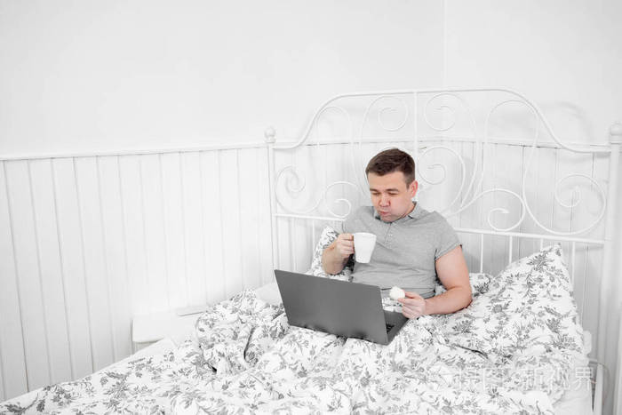 呆在家里自由职业者在家喝茶吃饭和工作