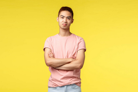 人 不同的情感和生活观念 笑容可掬的亚洲人 发型时尚 粉色t恤 手放在心上 看着相机很高兴 去度假 黄色背景相似素材图片 摄图新视界