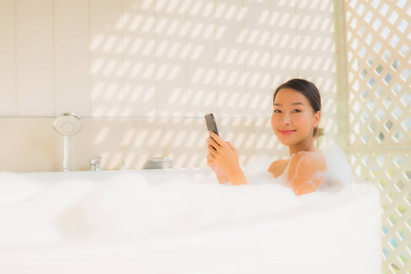 放松 通信 技术 洗澡 女孩 健康 漂亮的 浴室 美丽的