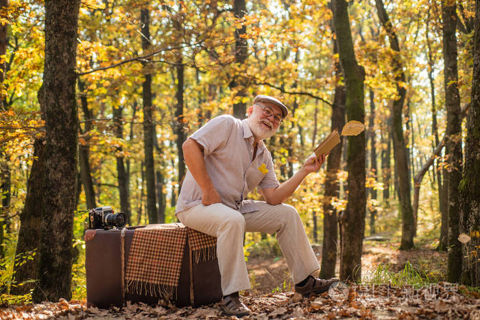 爱好和休闲.祖父带着古董手提箱.与自然合一.大自然的周末.度假和放松