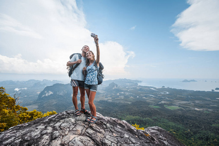 公园 徒步旅行者 小山 旅行 高的 运动 微笑 背包 女士