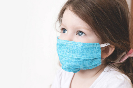 零浪费。女孩儿戴着可重复使用的医用口罩，流行病期间的病毒防护。