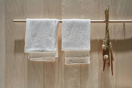 木架上挂着毛巾和植物的特写镜头照片