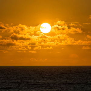 太阳 天空 阳光 假日 旅行 圆圈 旅游业 风景 波动 海滩