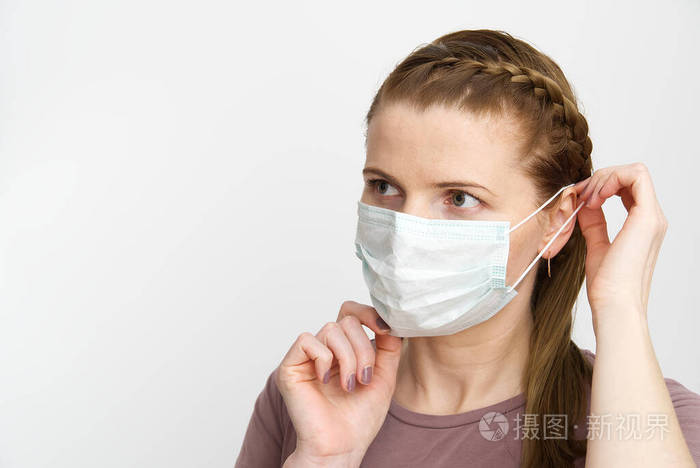 戴医用面罩的女人蒙面妇女预防流感病毒在家戴防护面罩的耳朵阻止病毒