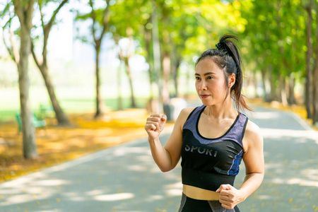 夏天 慢跑者 公园 运行 活动 美丽的 自然 马拉松赛跑