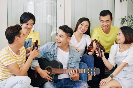 在室内 娱乐 越南人 团结 音乐家 微笑 音乐 乐趣 聚会