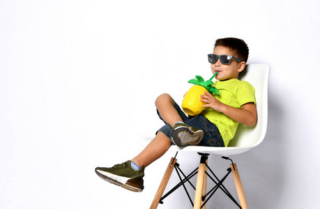 坐在椅子上,喝着鸡尾酒,被隔离在白色上糖蜜橘皮是儿童和成人的最爱.