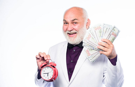 时间就是金钱.老人拿着现金和钟.成功的商人.赚取金钱利润.
