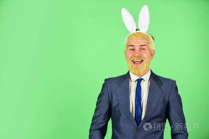 办公室的复活节活动长胡子的男人头上戴着耳朵商人穿着兔子服装配饰
