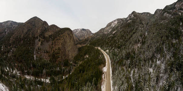 加拿大山区风景优美的公路鸟瞰图