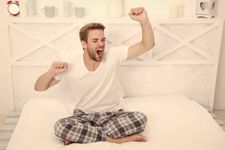 感觉舒适舒适.男装睡衣.在家放松的睡衣.男性感到困倦.