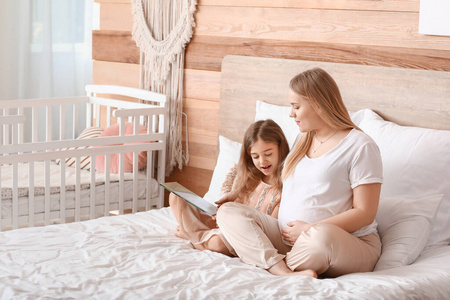 卧室 阅读 美丽的 肚子 期望 腹部 成人 为人父母 宝贝