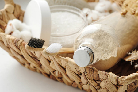 Spa和健康化妆品产品身体磨砂膏山毛榉牙刷，海盐，肥皂，柳条篮子里的木梳子