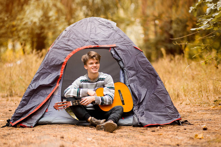 森林 音乐 闲暇 旅行 露营 旅行者 活动 秋天 假日 吉他