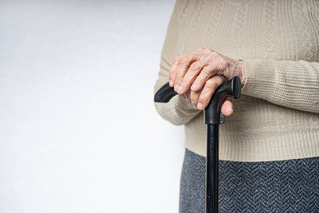 手握拐杖,满脸皱纹照片