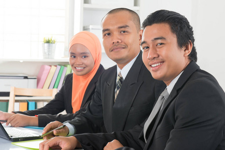 办公室 同事 商人 团队 马来语 房间 女人 桌子 个人电脑