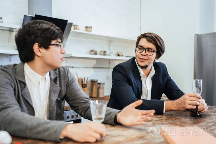 帅气成功的商务人士在办公室厨房里聊天