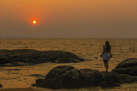 美丽的 风景 地平线 海洋 傍晚 太阳 旅行 假期 美女