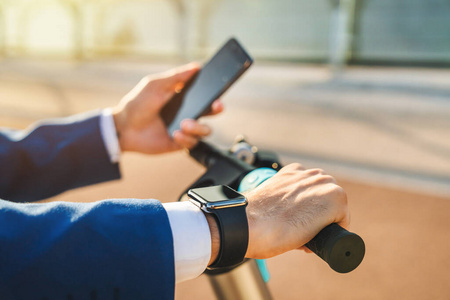 商业 男人 智能手机 闲暇 自行车 活动 日光 城市 小型摩托车