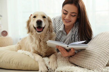 女人 犬科动物 微笑 照顾 可爱极了 主人 美女 朋友 宠物