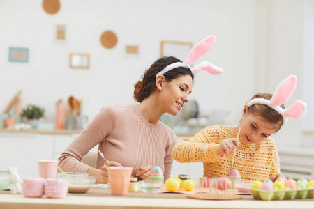 家庭 微笑 复活节 假日 桌子 起源 兔子 厨房 母亲 女儿