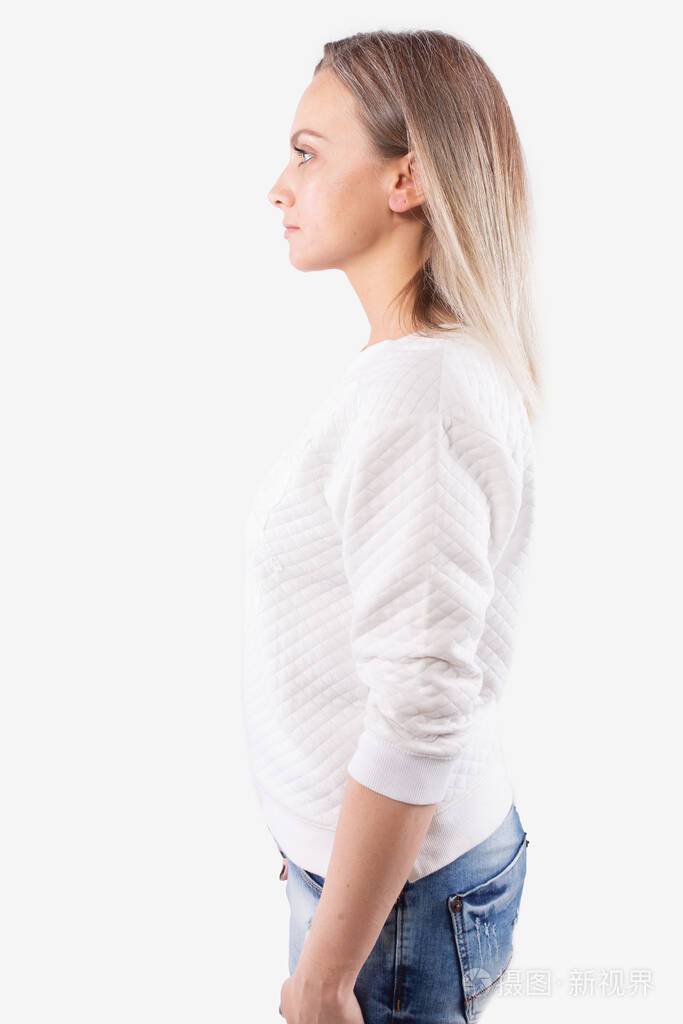 年轻女子侧身站在摄像机前向前看白色背景