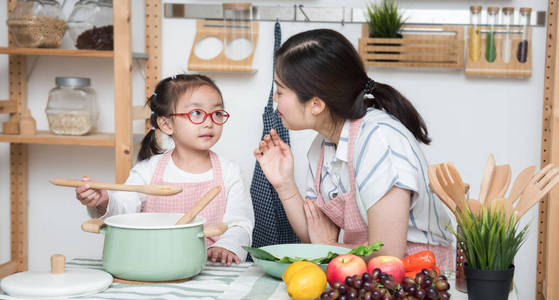 家庭 女孩 烹调 教学 食物 照顾 在一起 享受 准备 可爱的