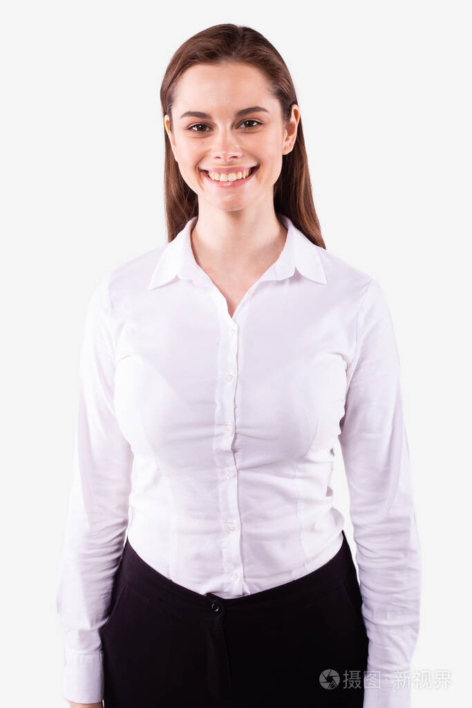 美丽的白人女孩微笑着笔直地站着直视镜头