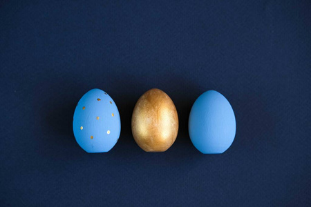 金色和浅蓝色鸡蛋