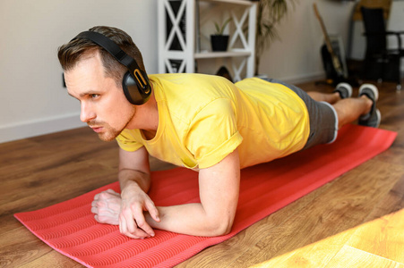 年轻活跃的家伙在家做腹肌锻炼图片