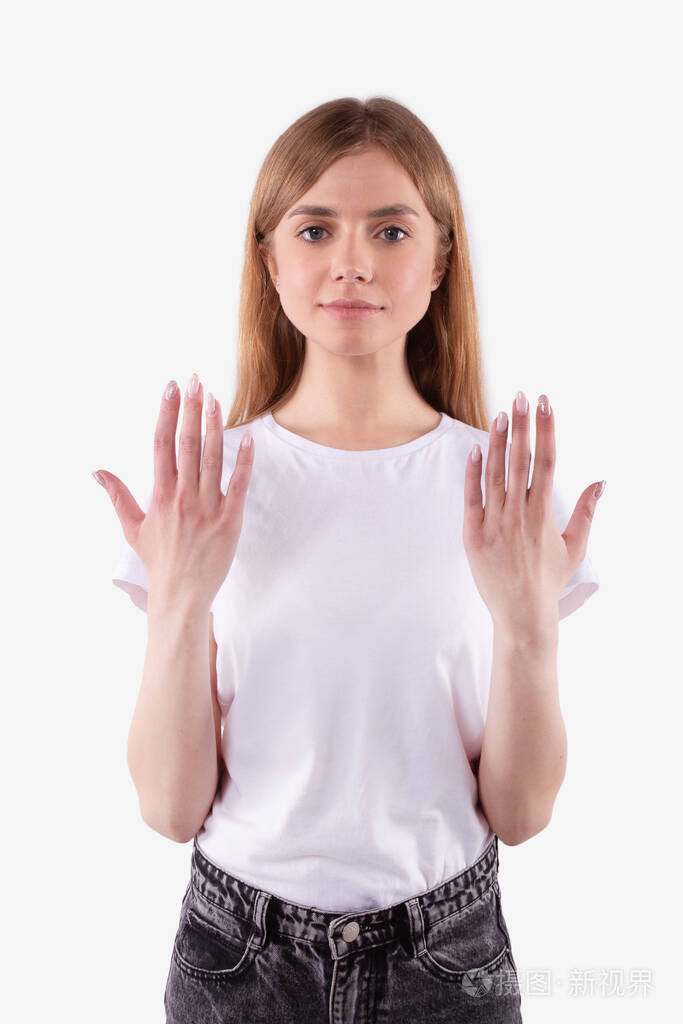 美丽的女孩露出手掌的反面白色背景