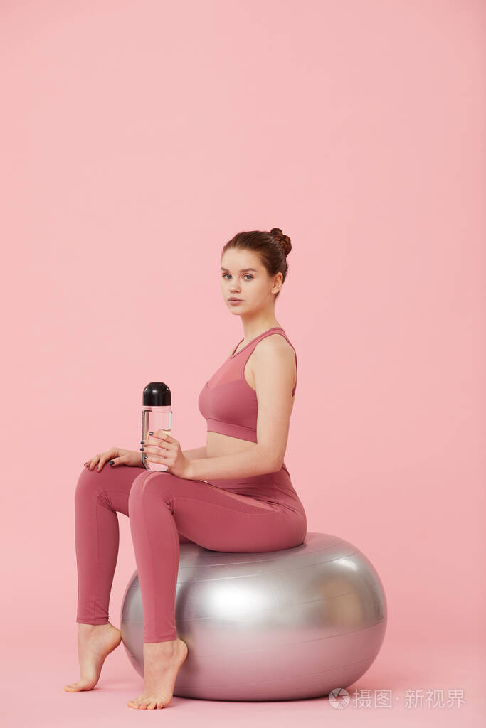 坐在健身球上的健美女子