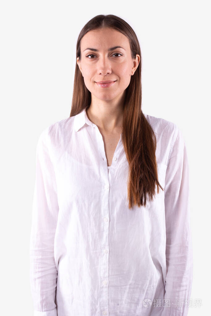 迷人的女孩站直了微笑着直视镜头