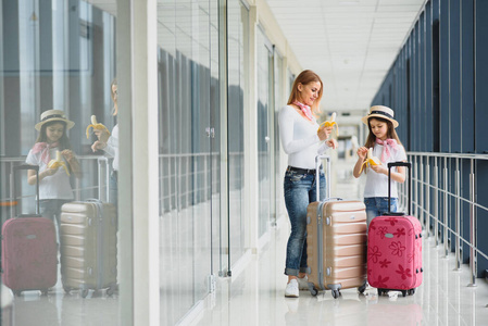 夏天 机场 手提箱 起源 宝贝 终端 夫妇 旅游业 旅行者