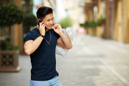装置 谈话 街道 电话 智能手机 男人 无忧无虑的 通信