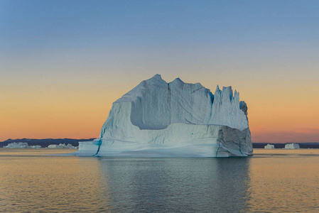 美丽的 寒冷的 冰川 变暖 反射 日出 漂流 海岸 冰山