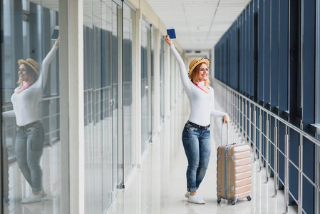 身份证件 航空公司 手提箱 商业 女孩 持有 护照 终端