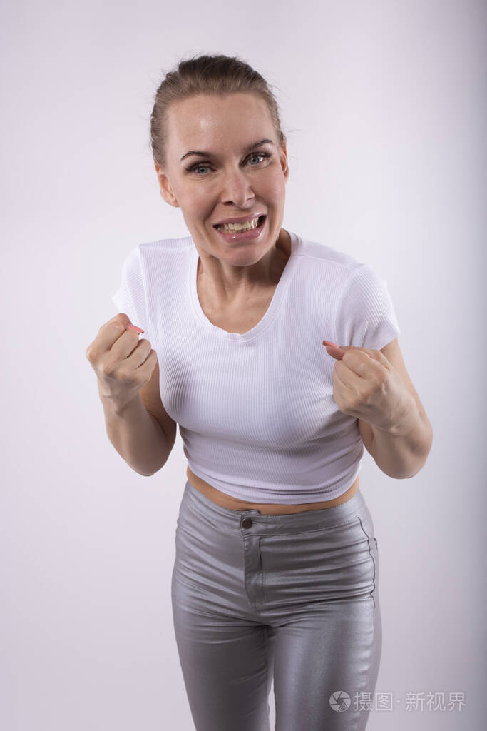 女人感同身受,双手握拳,牙齿紧咬