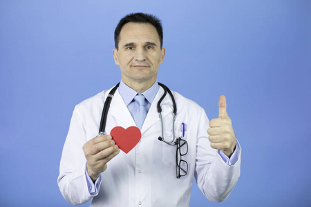 医生拿着听诊器，背景是明亮的蓝色，手里拿着一颗心脏，显示出一个类似的声音。