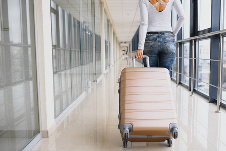 白种人 机场 终端 夏天 护照 离开 乘客 飞机 行李 假日