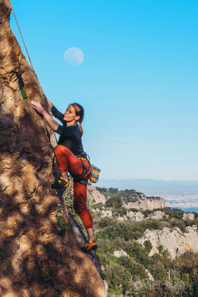 女孩在攀岩.照片-正版商用图片2bw4tf-摄图新视界