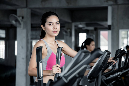 俱乐部 健身房 机器 运动型 照顾 健身 美丽的 运动 训练
