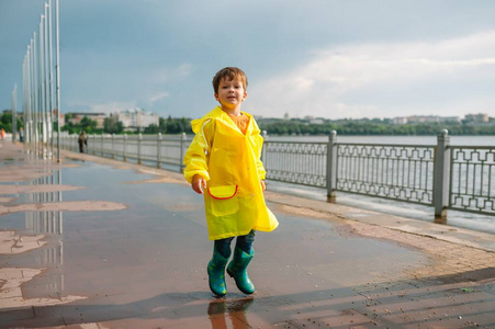 雨衣 泼洒 彩虹 乐趣 服装 女孩 花园 天气 橡胶 雨靴