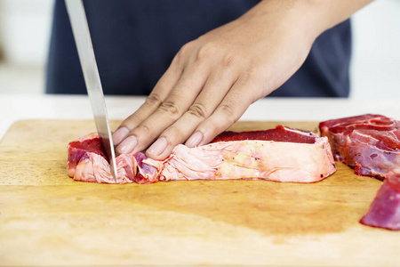 餐厅 迷迭香 男人 晚餐 猪肉 屠夫 准备 生的 切割 牛排