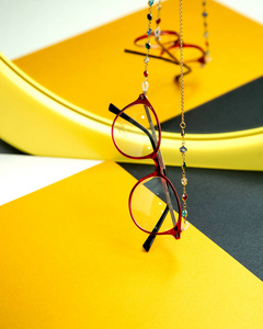 照顾 玻璃陈列柜 桌子 眼镜 配镜师 视力 医学 健康 眼睛