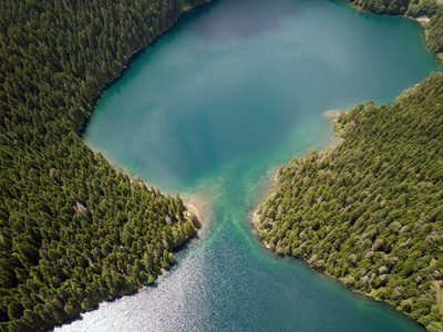 杜米托国家公园黑湖的航拍照片图片
