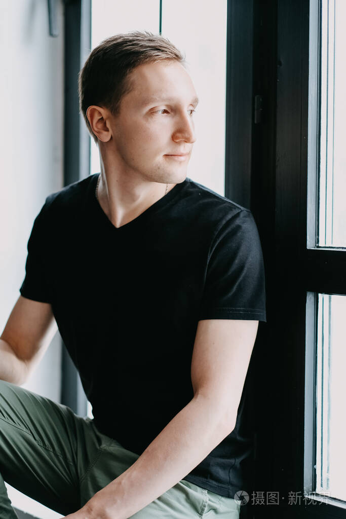 家里靠窗坐在窗台上的帅哥