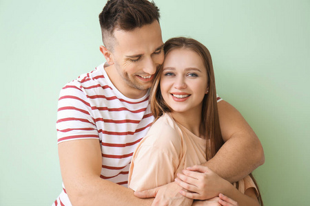 衣服 女孩 白种人 成人 拥抱 夫妇 幸福 浪漫的 肖像