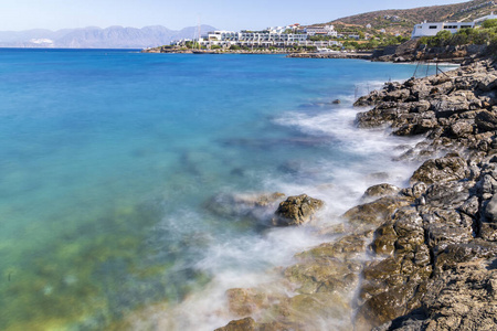 在希腊炎热的夏天，海浪撞击岩石